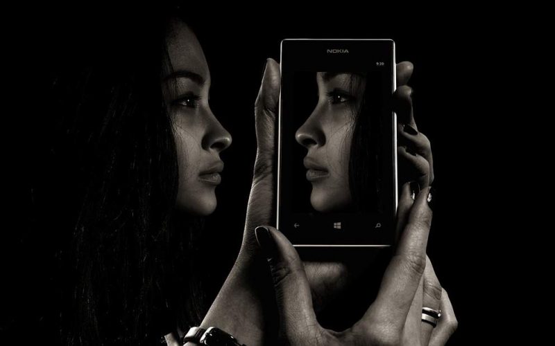 smartphone, face, woman-1618909.jpg